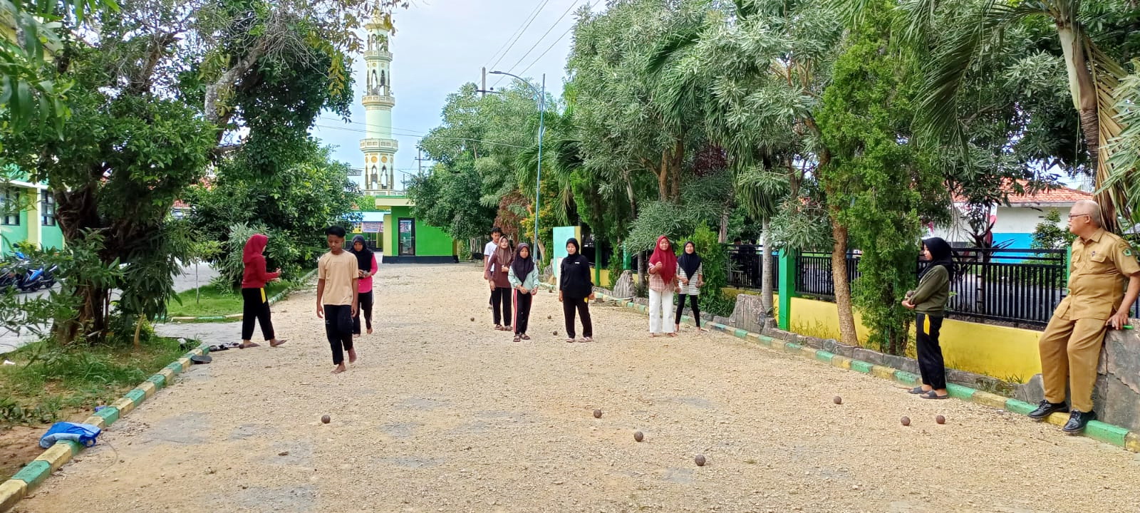 SANTAI: Atlet petanque menjalani latihan di SMPN 1 Galis Pamekasan Senin (1/5).