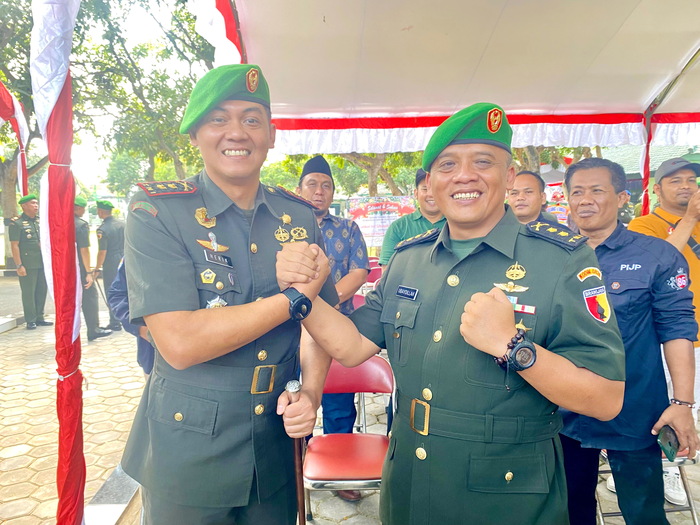 BERSEMANGAT: Letkol (Inf) Ubaydillah berjabat tangan dengan Letkol (Inf) Herik Prasetiawan usai acara sertijab di Makodim 0826/Pamekasan, Selasa (14/5). (MOH. IQBAL AFGANI/JPRM)
