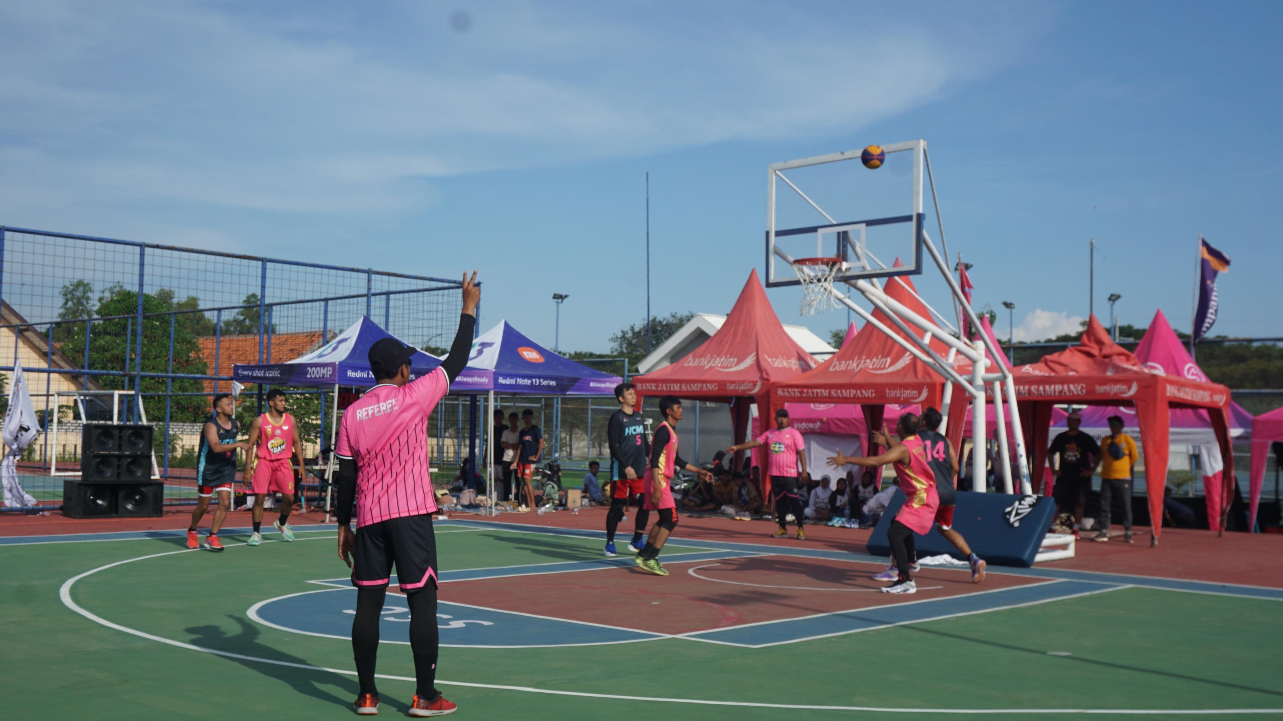 GIAT: Perbasi Sampang jaring atlet potensial di kejuaraan basket antarklub di lapangan Sampang Sport Center (SSC), Minggu (12/5).