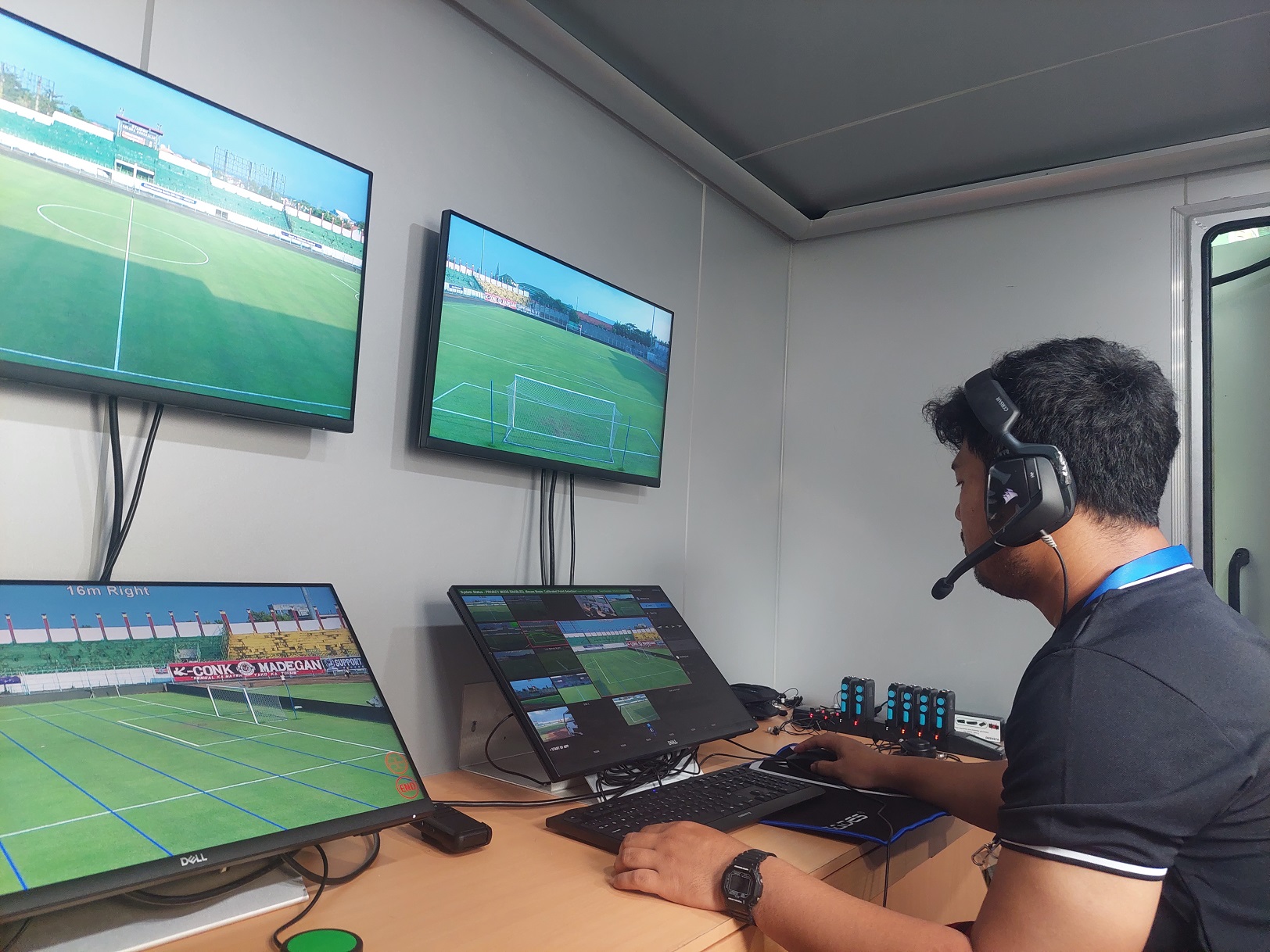 MU VS BORNEO FC: Wasit Video Assistant Referee (VAR) mengoperasikan teknologi VAR di Stadion Gelora Bangkalan (SGB) Rabu (15/5).