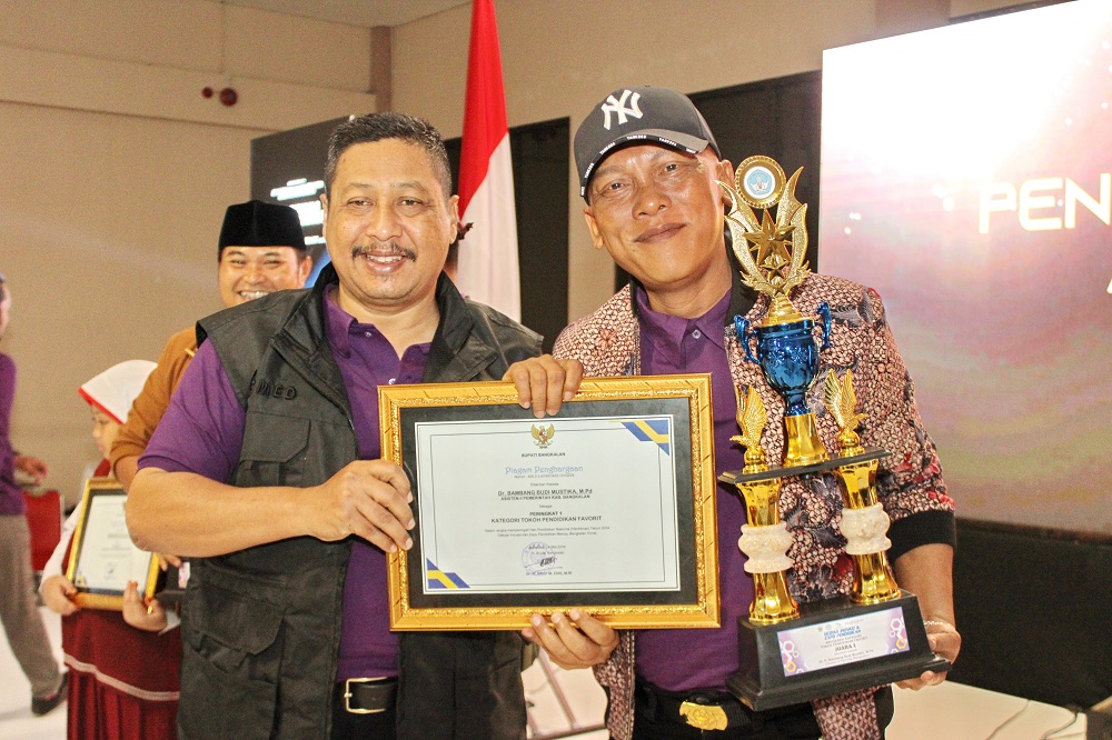 APRESIASI: Asisten Pemerintahan dan Kesejahteraan Rakyat Setkab Bangkalan Ismet Effendi memberikan penghargaan kepada Asisten Perekonomian dan Pembangunan Bambang Budi Mustika di Sentra IKM.