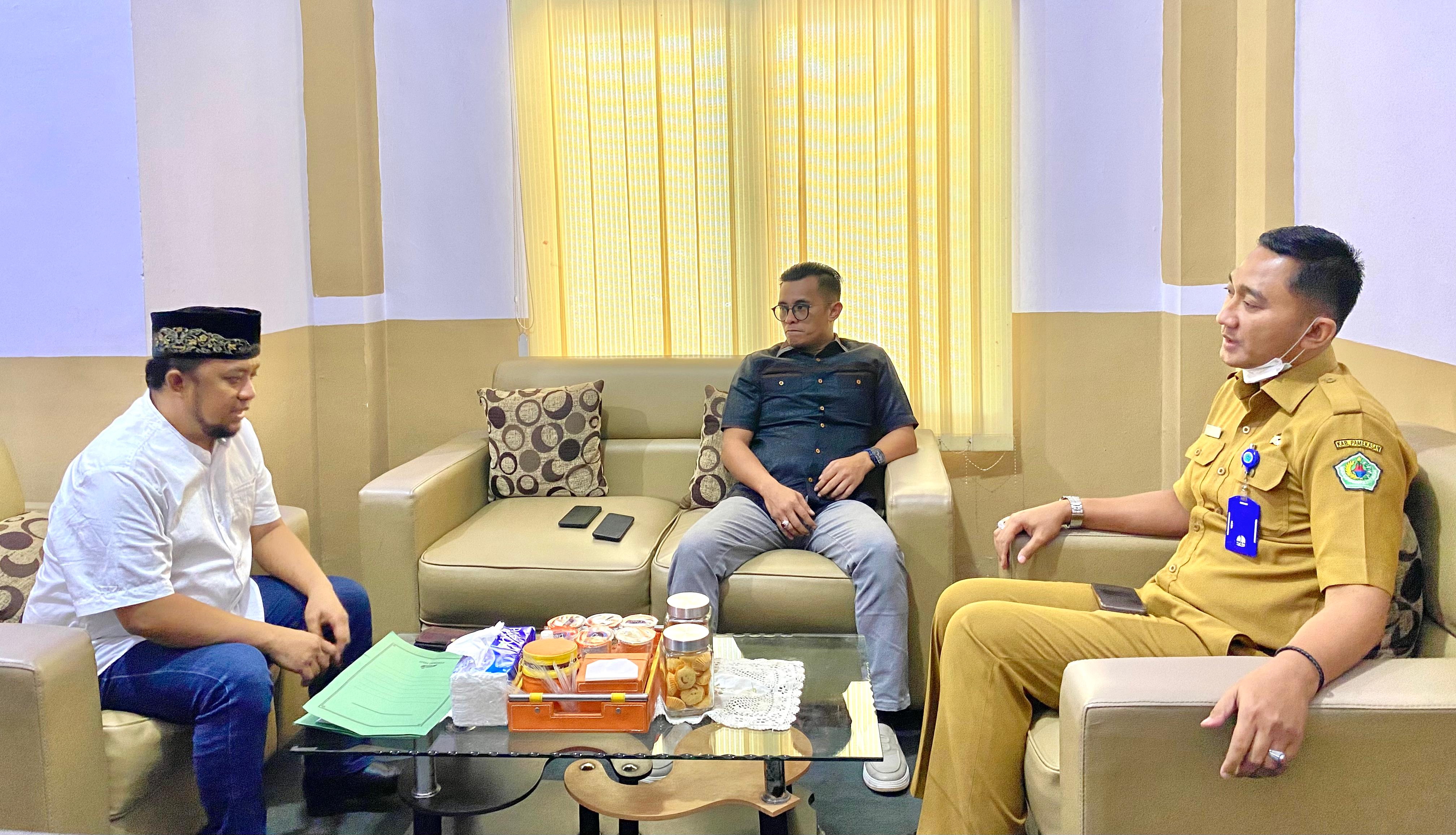DAPAT ATENSI: Wakil Ketua DPRD Pamekasan Harun Suyitno saat melakukan sidak di bapperida, Selasa (14/5). (FAHMI JALIL/JPRM)