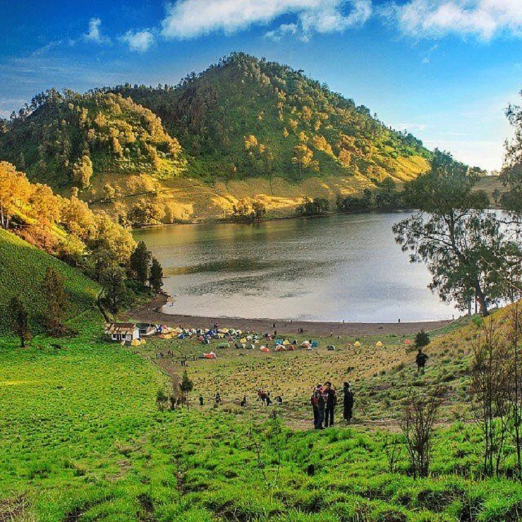 Keindahan danau Ranu Kumbolo menjadi salah satu destinasi populer di kalangan pendaki Gunung Semeru.
