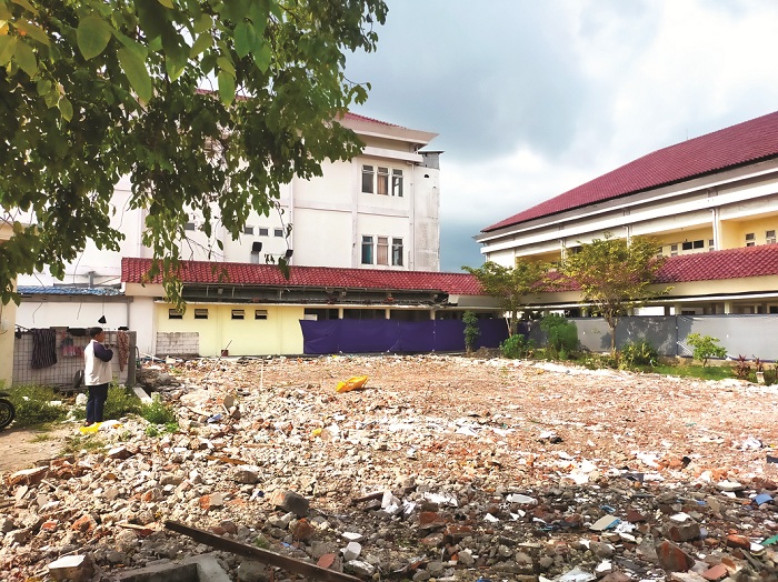 DIRATAKAN: Pengunjung RSUD Syamrabu berada di lokasi yang akan dibangun gedung lima lantai Kamis (16/5). (VIVIN AGUSTIN HARTONO/JPRM)