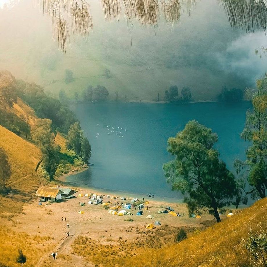 Ranu Kumbolo menyimpan aura mistis dan cerita legenda yang menjadikannya semakin menarik untuk dikunjungi.