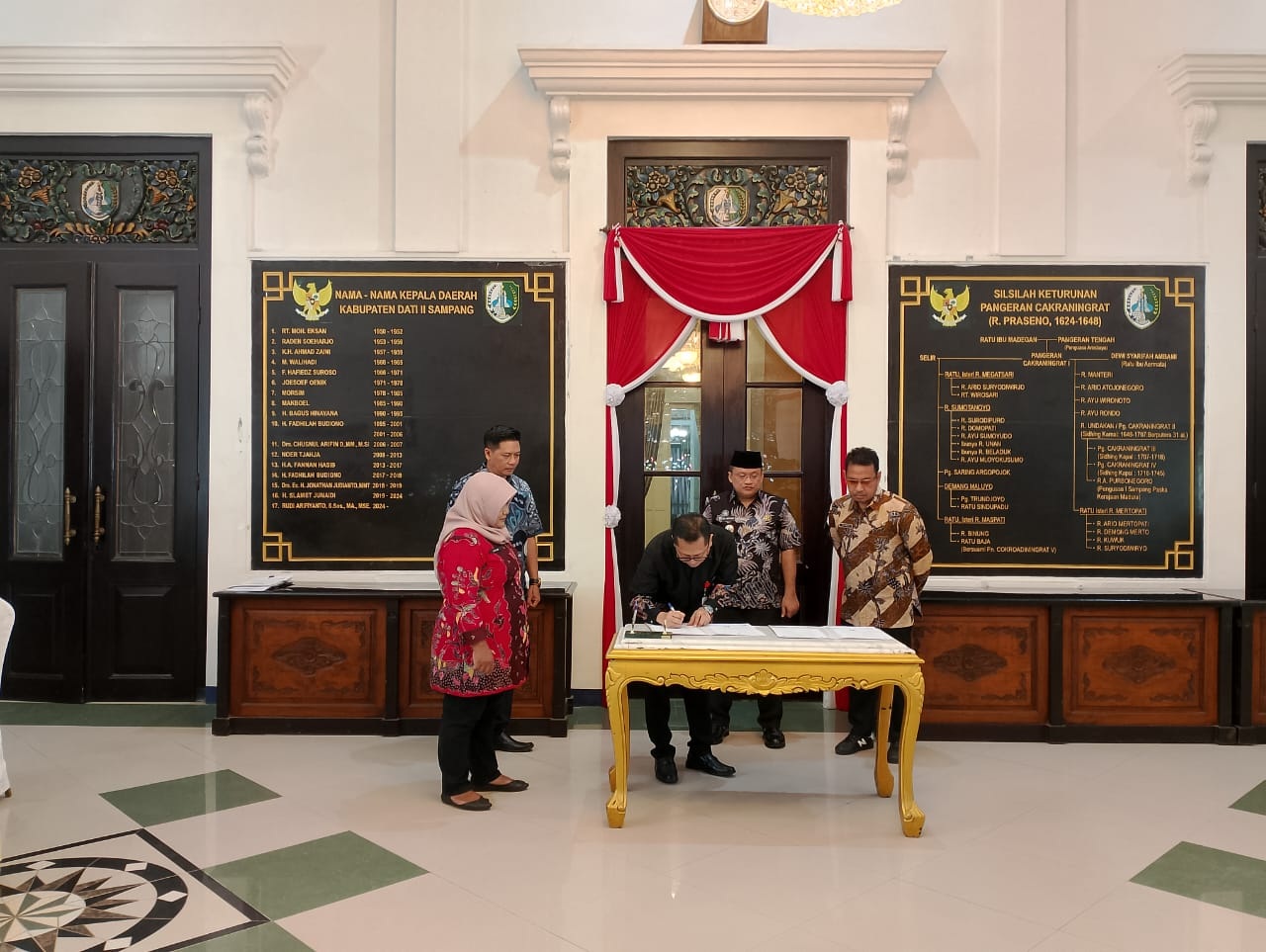 RESMI: Pemimpin Cabang (Pimcab) Bank Jatim Sampang Didik Yanuardi menandatangani serah terima CSR di Pendopo Bupati Sampang, Kamis (16/5).