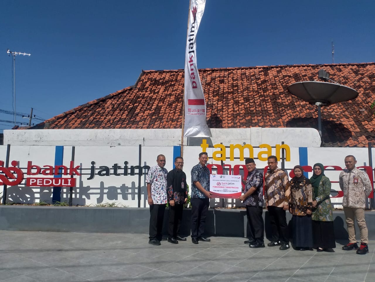 SIMBOLIS: Assistant Vice President Komunikasi Korporat Bank Jatim Bambang Supriadi menyerahkan CSR kepada Pj Bupati Sampang Rudi Arifiyanto di Taman Praseno Sampang, Kamis (16/5).