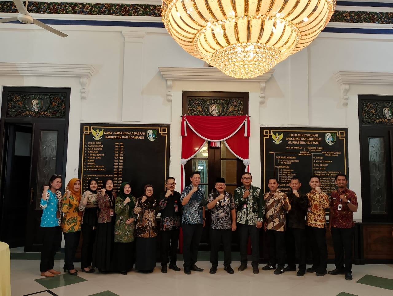 BERSINERGI: Assistant Vice President Komunikasi Korporat Bank Jatim Bambang Supriadi bersama karyawan Bank Jatim Sampang dan Pj Bupati Rudi Arifiyanto usai penandatanganan penerimaan CSR kemarin.
