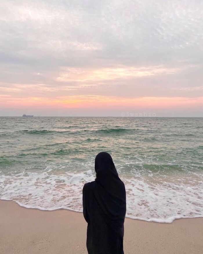 Ilustrasi cerpen Amala dan Sinar Kelabu di Tepi Pantai.