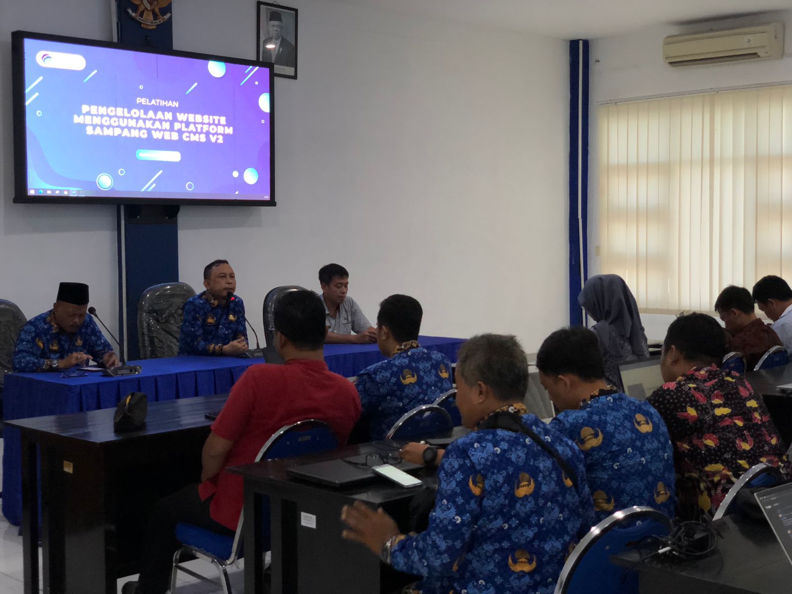 DILATIH: Kepala Diskominfo Sampang Amrin Hidayat saat membuka kegiatan  pelatihan pengelolaan website di Aula Diskominfo Sampang, Jumat (17/5).