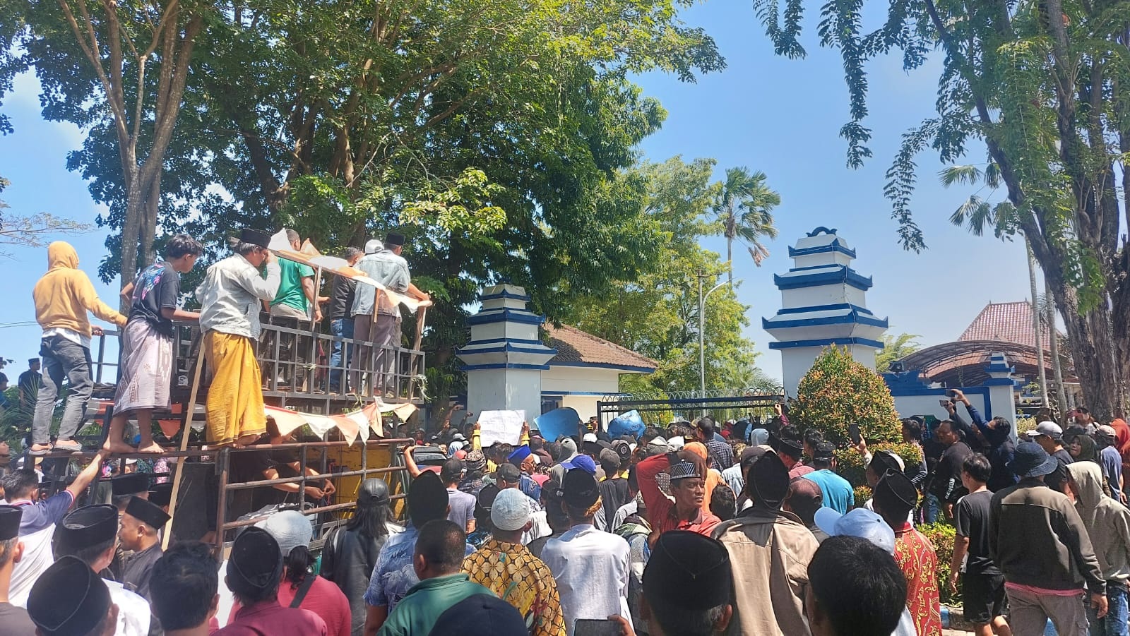 PROTES: Massa mendemo kantor Pemkab Sampang yang beralamat di Jalan Jamaluddin, Kamis (16/5). (JUNAIDI PONDIYANTO/JPRM)