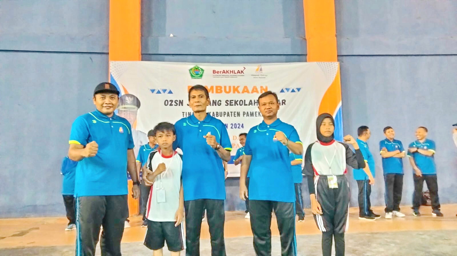 SIMBOLIS: Sekretaris Disdikbud Pamekasan Yulidia Samudra Nasir (tengah) berfoto bersama dalam pembukaan O2SN SD tingkat Kabupaten Pamekasan, Jumat (17/5). (IMAM UNTUK JPRM)