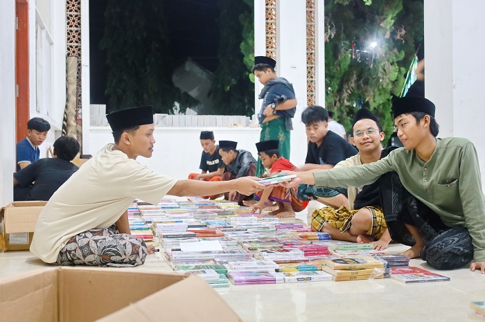 RUTINITAS: Antusiasme santri gelar bazar buku bagi sesama pencinta buku tiap ada perayaan spesial di pesantren, seperti Festival Hari Santri Nasional (FHSN).