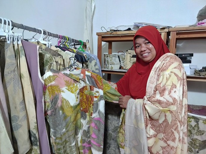 SUMBER PENDAPATAN: Sitti Jamilatul Khoiriyah, warga Desa Polagan, Kecamatan Galis, Pamekasan, menunjukkan kemeja ecoprint Sabtu (18/5). (LAILIYATUN NURIYAH/JPRM)