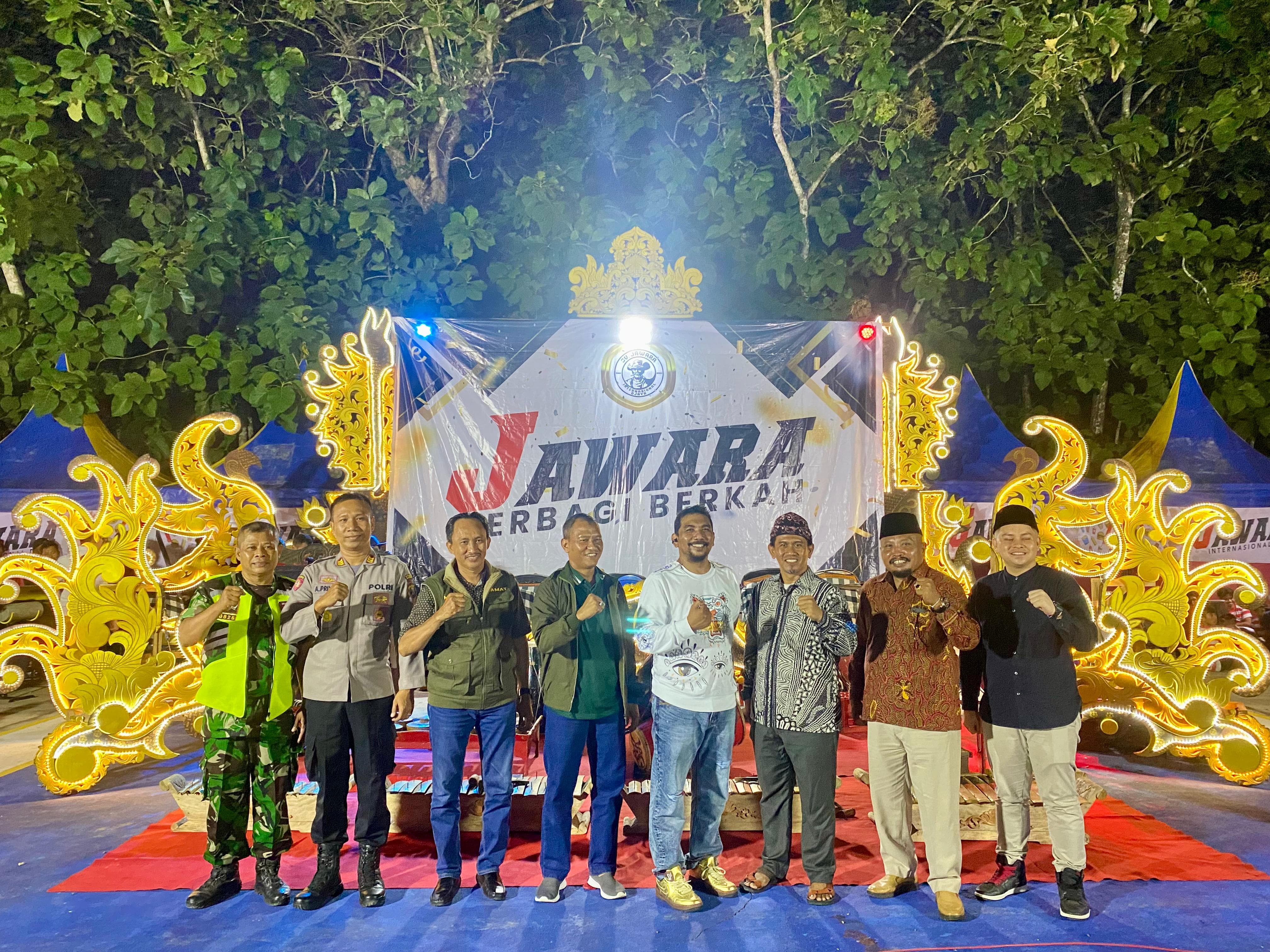 AJANG KREATIVITAS: Owner CV Jawara Internasional Djaya Marsuto Alfianto (empat dari kanan) berfoto bersama tamu undangan pada pembukaan lomba musik daul, Jumat (17/5) malam.