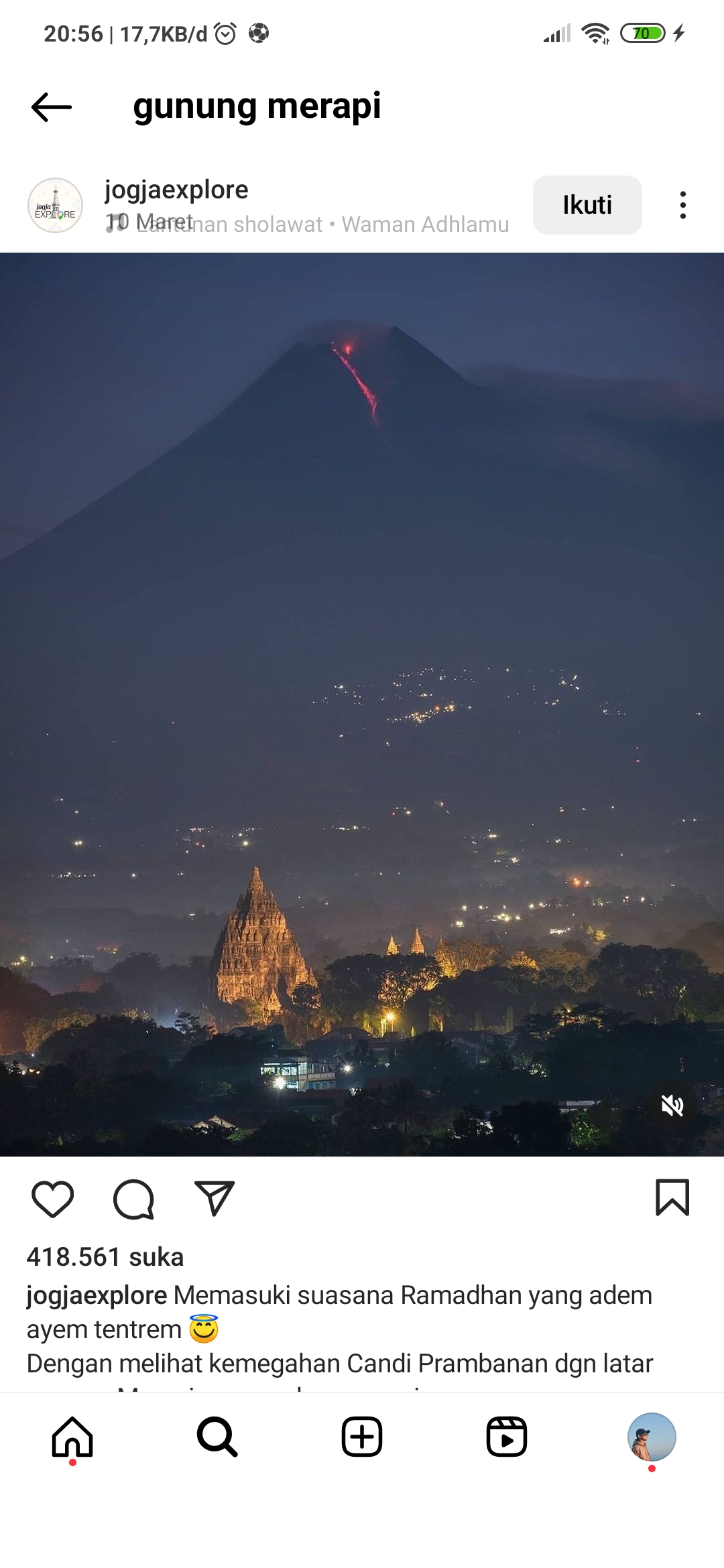 Potret Gunung Merapi malam hari.