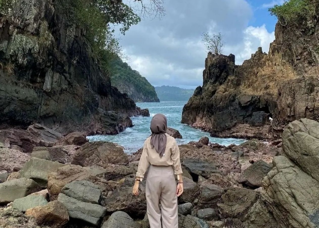 Pesona Teluk Hijau Banyuwangi