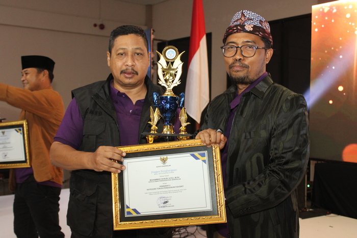 REWARD: Asisten Pemerintahan dan Kesra&nbsp;Setkab Bangkalan menyerahkan penghargaan Kadispendik&nbsp;sebagai juara&nbsp;2 tokoh pendidikan terfavorit dalam Pendidikan Awards 2024, Sabtu (4/5).