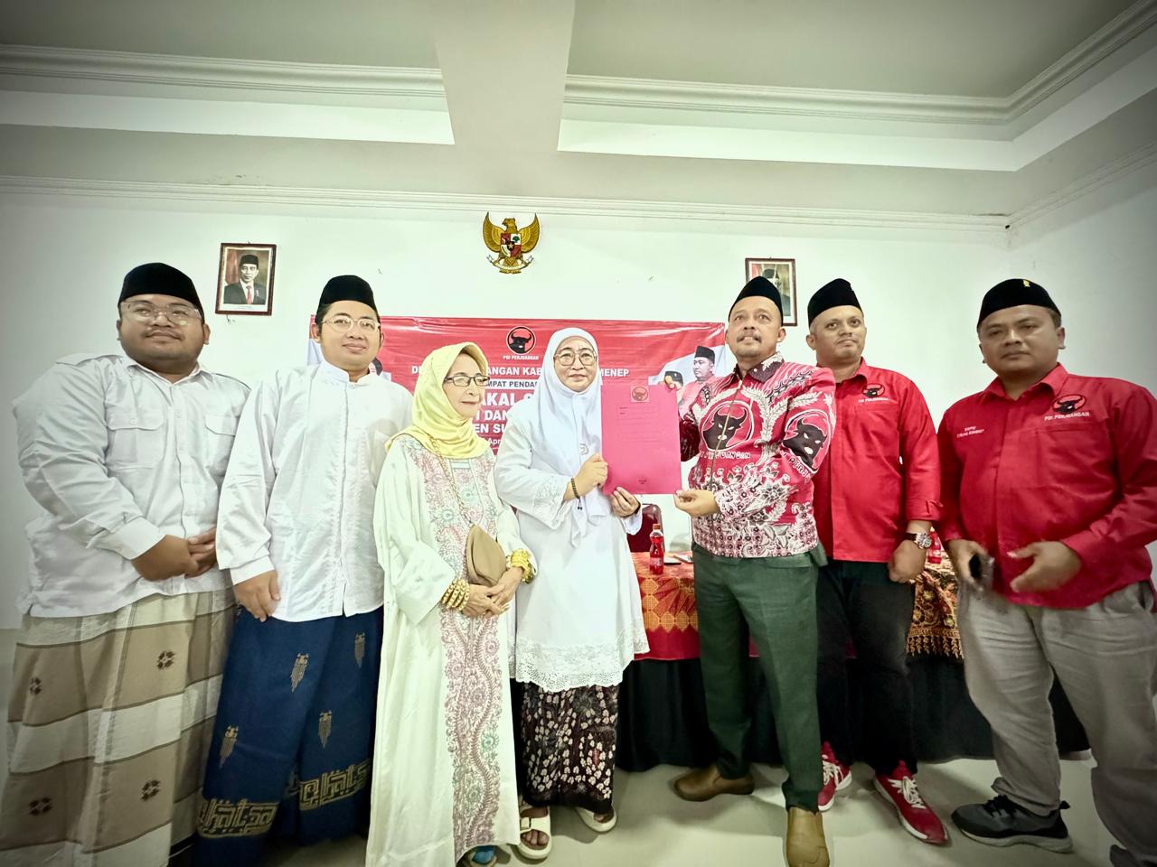 TUNGGU PROSES PARTAI: Wakil Bupati Sumenep Dewi Khalifah (empat dari kiri) menyerahkan formulir kepada Ketua Desk Pilkada PDI Perjuangan Kabupaten Sumenep Zainal Arifin Senin (6/5).