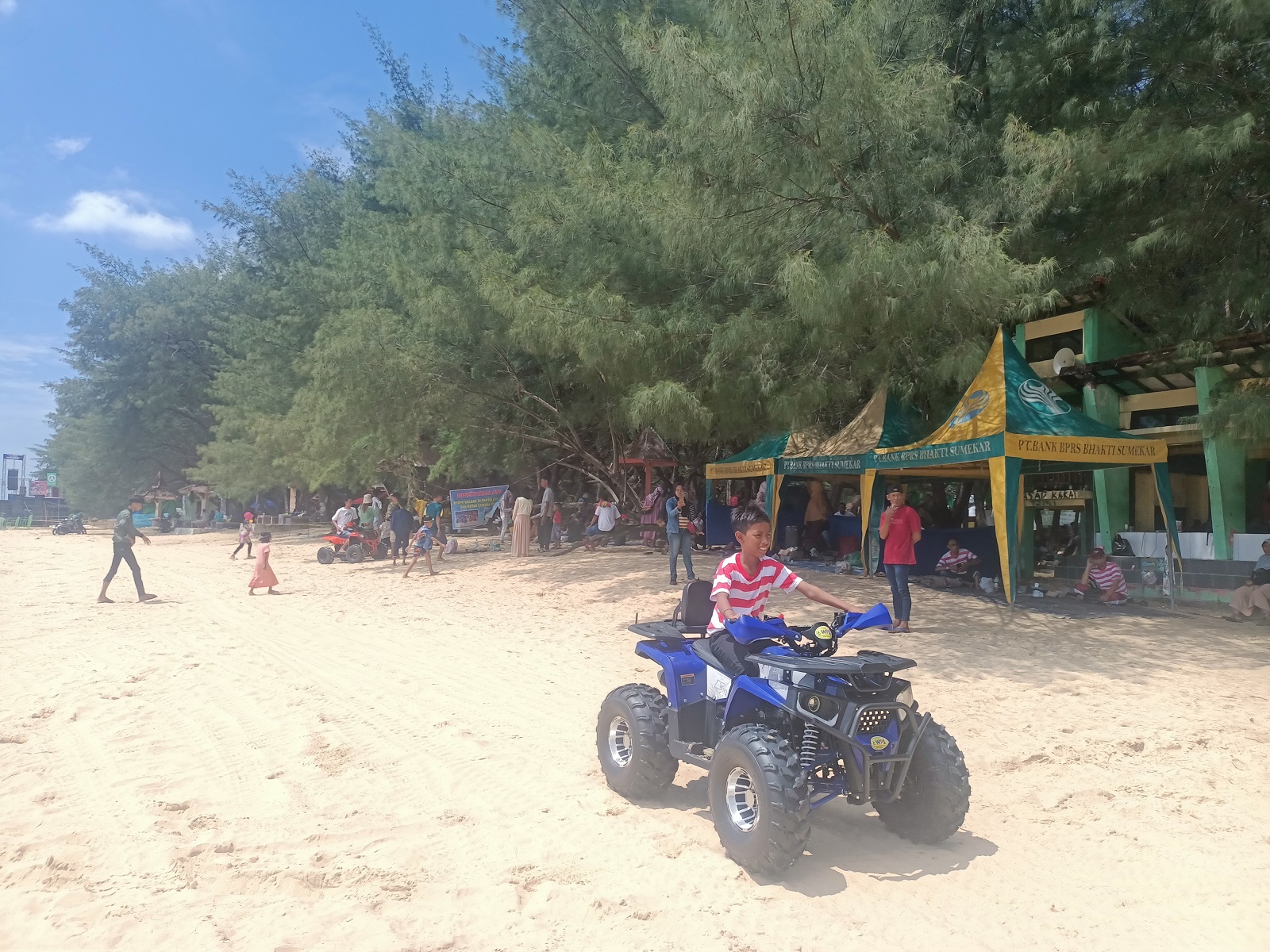 PERBAIKAN AKSES JALAN: Sejumlah pengunjung berwisata di Pantai Lombang, Kecamatan Batang-Batang, pada April lalu.