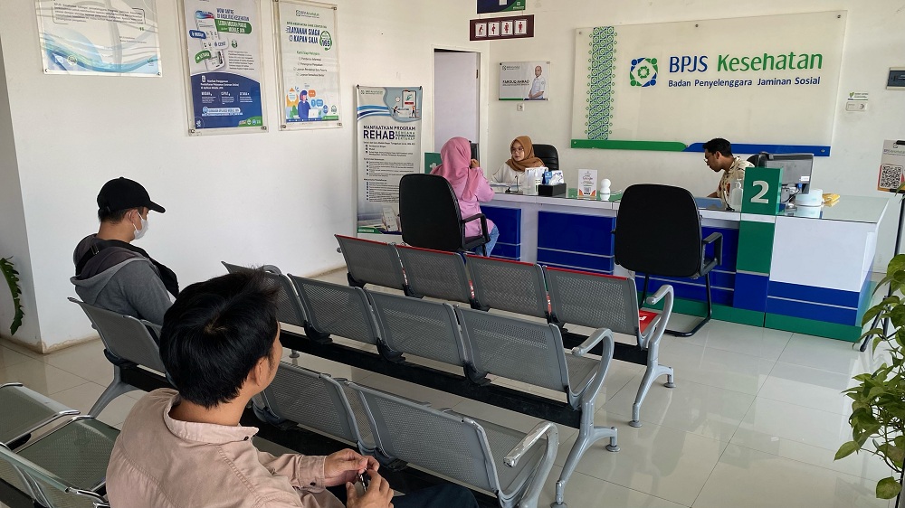 PELAYANAN: Petugas BPJS Kesehatan melayani masyarakat berkonsultasi di kantor BPJS Kesehatan Bangkalan, Jumat (17/5). (AYU LATIFAH/JPRM)
