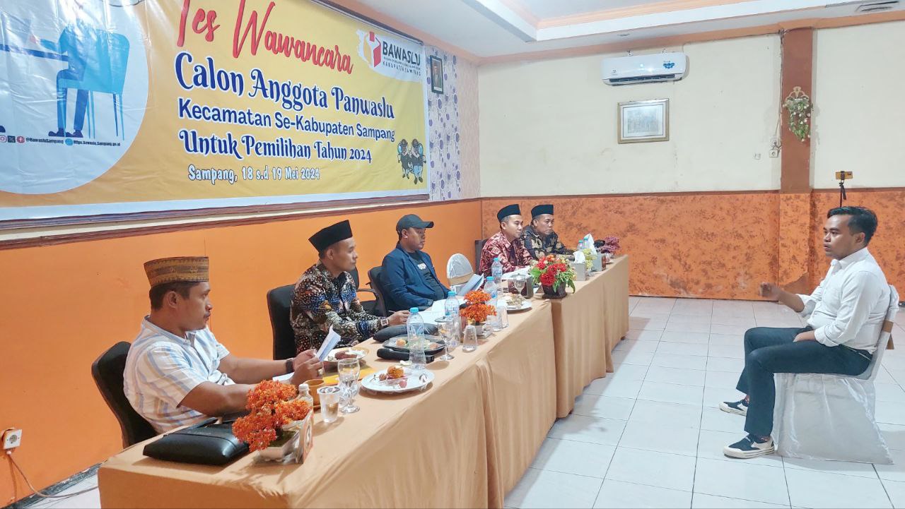 TES WAWANCARA: Lima komisioner Bawaslu Sampang menguji peserta rekrutmen panwascam di aula Hotel Camplong, Sabtu (18/5). (JUNAIDI PONDIYANTO/JPRM)
