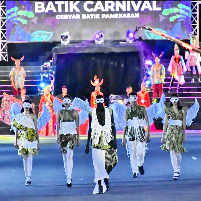 MERIAH: Model memakai batik Pamekasan dalam GBP di Jember, 6 Agustus 2022. (DISPERINDAG PAMEKASAN UNTUK JPRM)