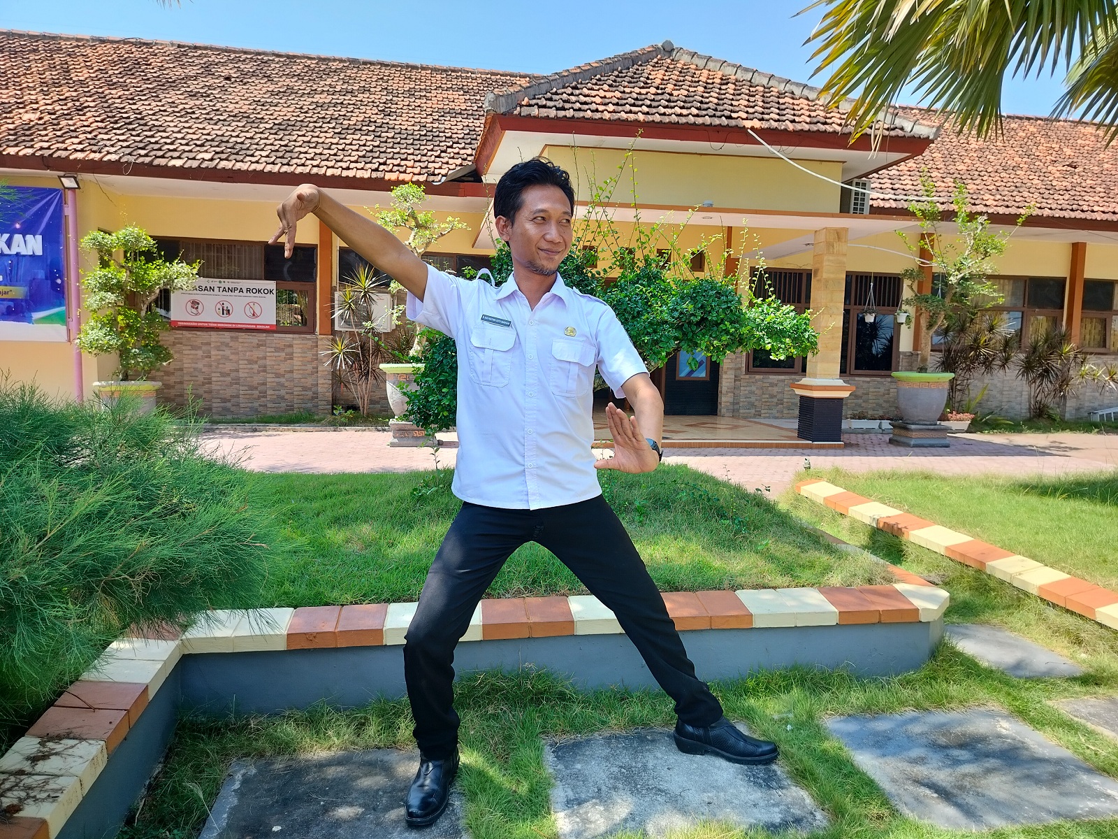 SENI: M. Budi Hartomo Sapta Wardhana memperagakan gerakan tari di halaman SMAN 1 Galis, Pamekasan, Rabu (15/5). (LAILIYATUN NURIYAH/JPRM)