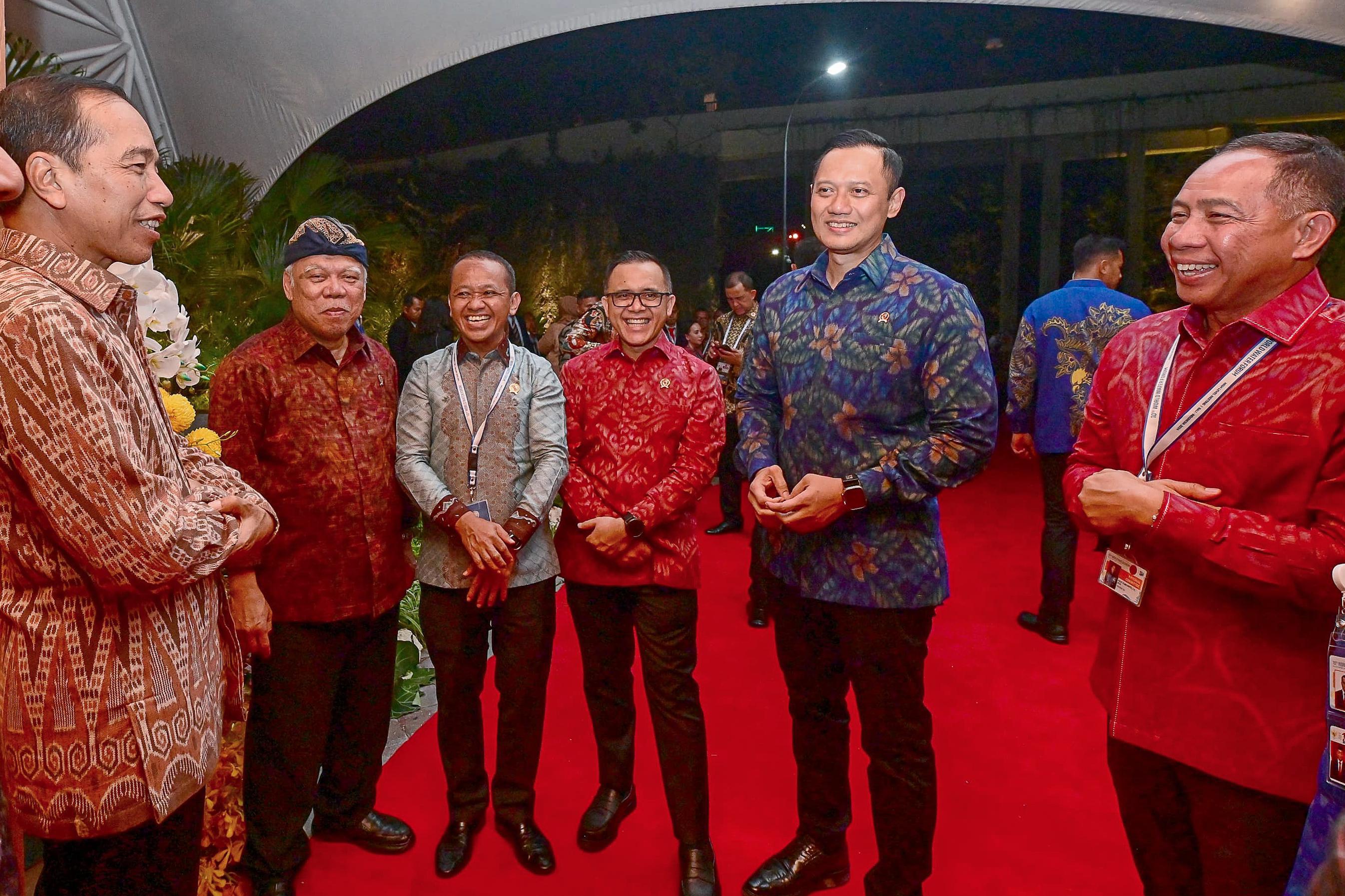 AKRAB: Menteri ATR/BPN Agus Harimurti Yudhoyono (batik biru) ngobrol santai dengan Presiden RI Joko Widodo beserta beberapa menteri.