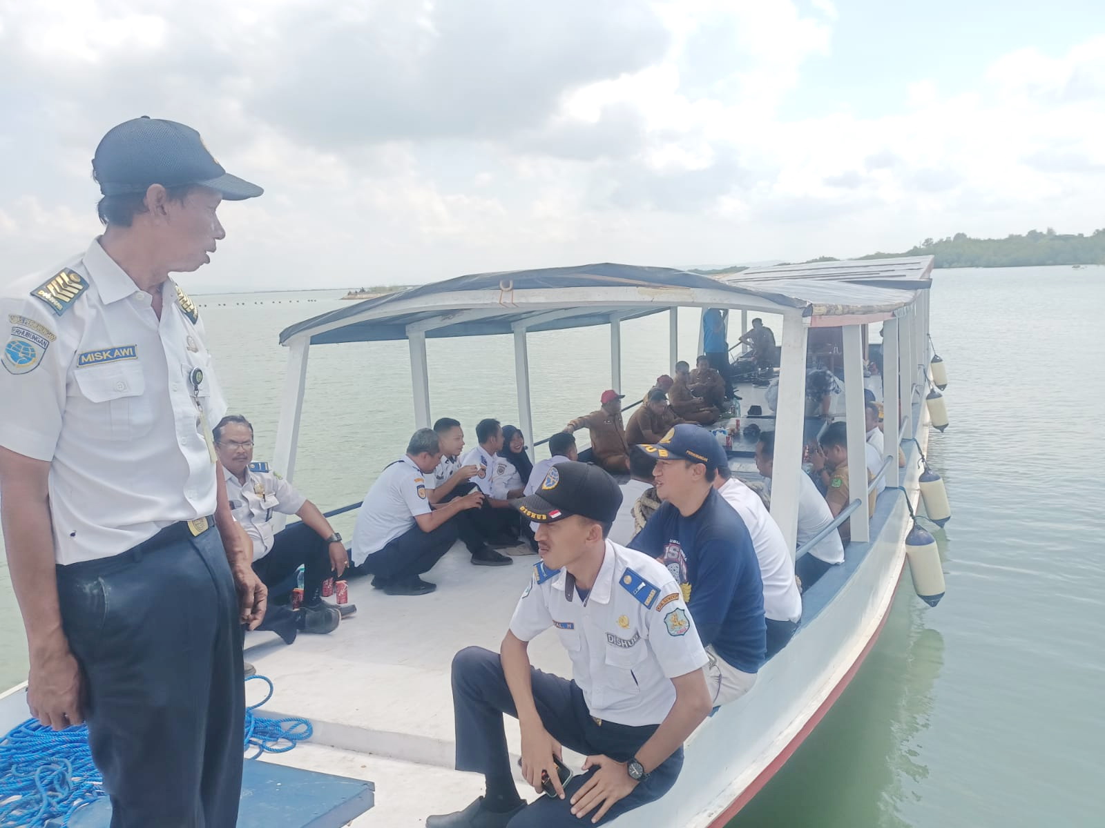 LAYAK DINAIKI: Pegawai Disperkimhub Sumenep melakukan uji coba perahu wisata di Pelabuhan Wisata Kalianget pada Selasa (14/5). (DISPERKIMHUB SUMENEP)