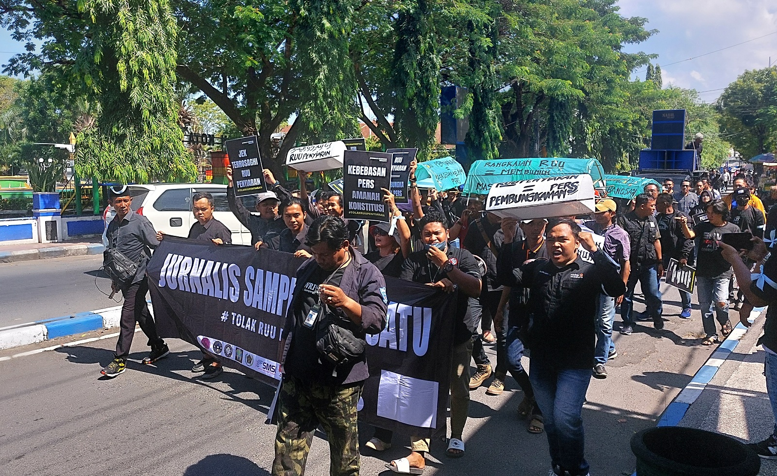 SEMANGAT: Jurnalis dari berbagai media dan organisasi berdemonstrasi menolak RUU Penyiaran menuju kantor DPRD Sampang, Senin (20/5). (JUNAIDI PONDIYANTO/JPRM)