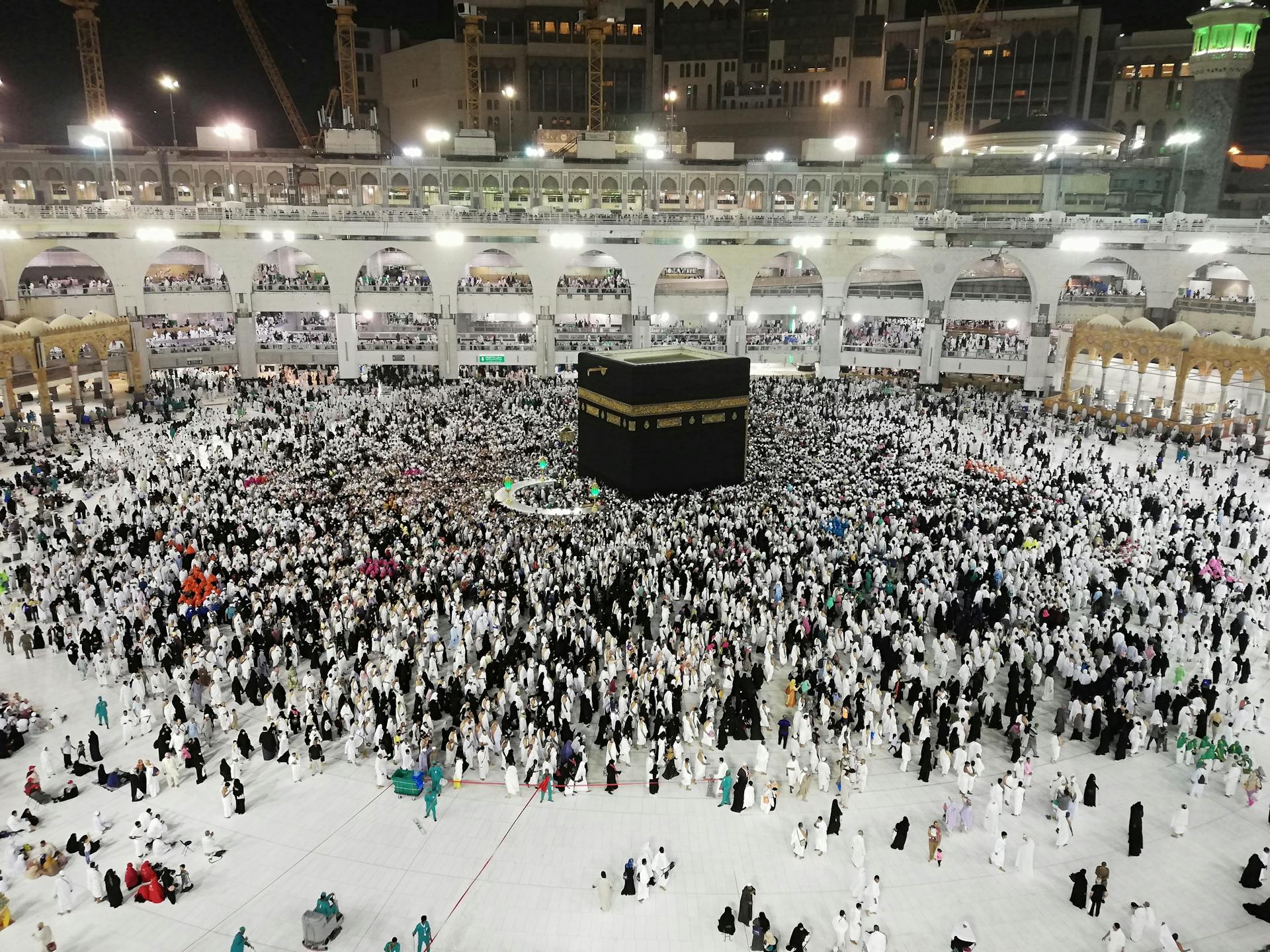 Anjuran mebaca doa ketika memasuki kota mekkah, memasuki masjidil haram dan saat melihat ka`bah