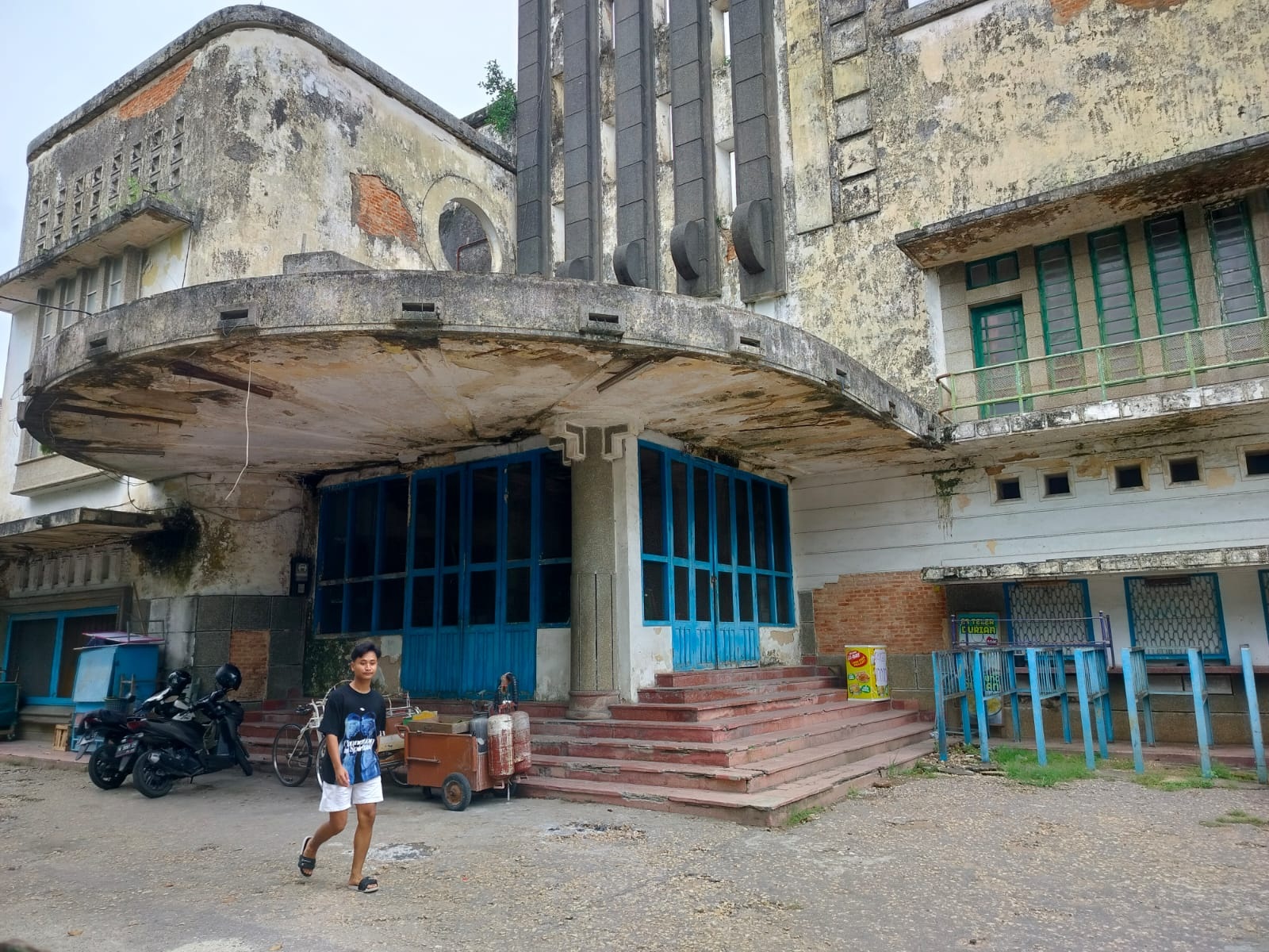 KOKOH: Warga berada di depan gedung eks Bioskop Irama Jalan Panglima Sudirman, Kelurahan Barurambat Kota, Senin (20/5). (LAILIYATUN NURIYAH/JPRM)