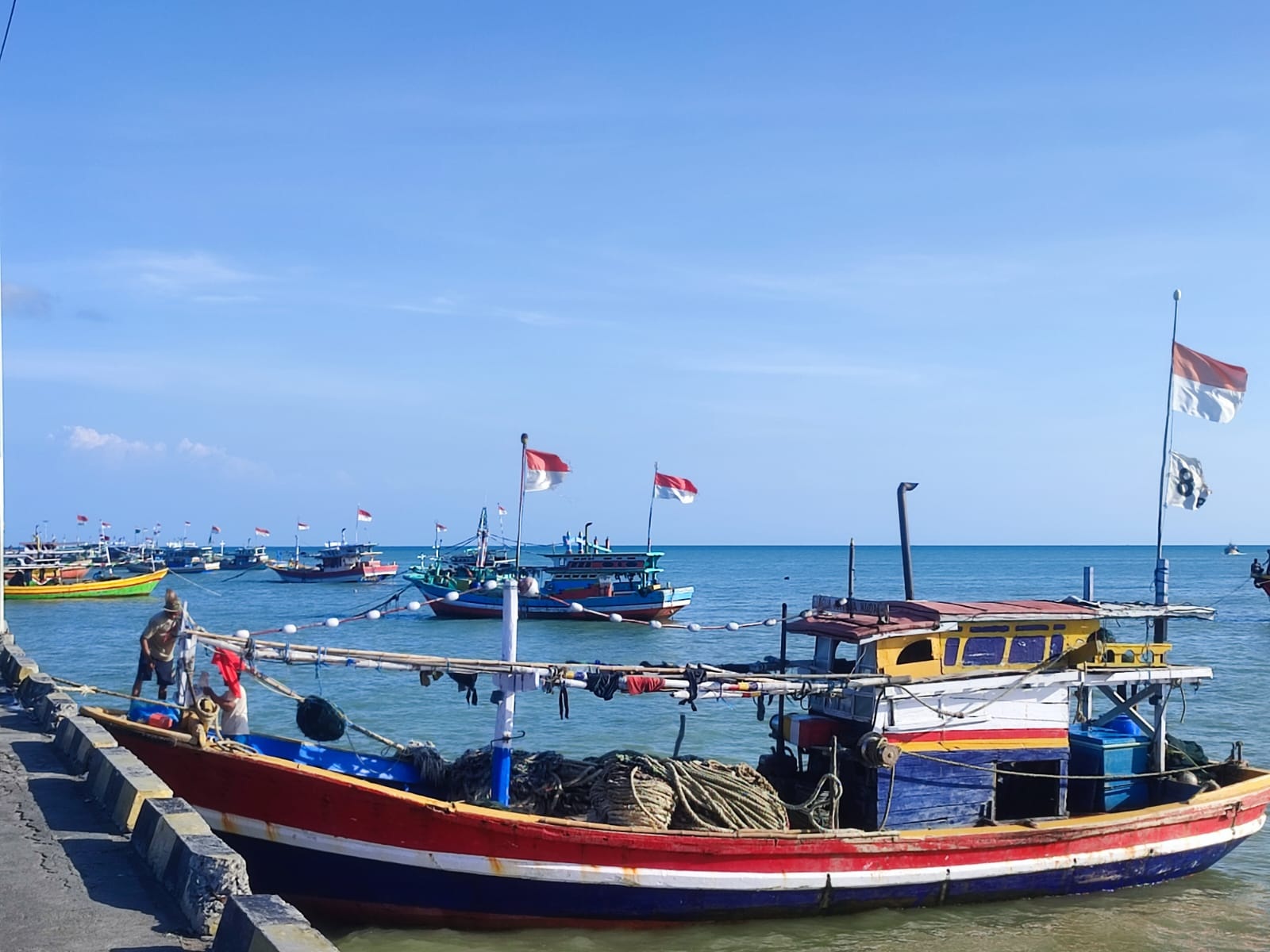 TERIK: Nelayan di Desa Branta Pesisir, Kecamatan Tlanakan, berada di atas kapal, Senin (20/5). (LAILIYATUN NURIYAH/JPRM)