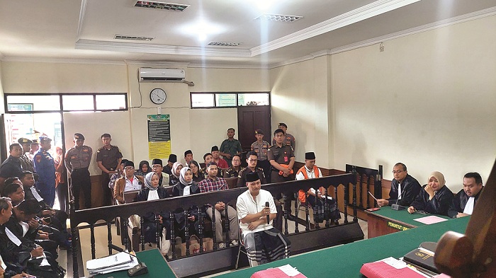 PERDANA: Terdakwa Hasan Basri saat mengikuti sidang dakwaan di Pengadilan Negeri (PN) Bangkalan yang dijaga 96 aparat kepolisian Rabu (22/5). (ZEINAL ABIDIN/JPRM)