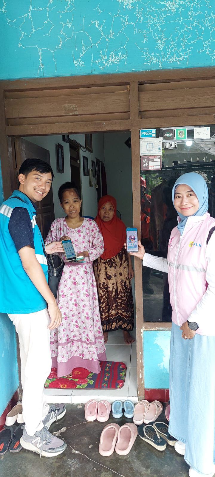 BERTERIMAKASIH: Pelanggan PLN mendapat kunjungan dari tim Toron Kampong