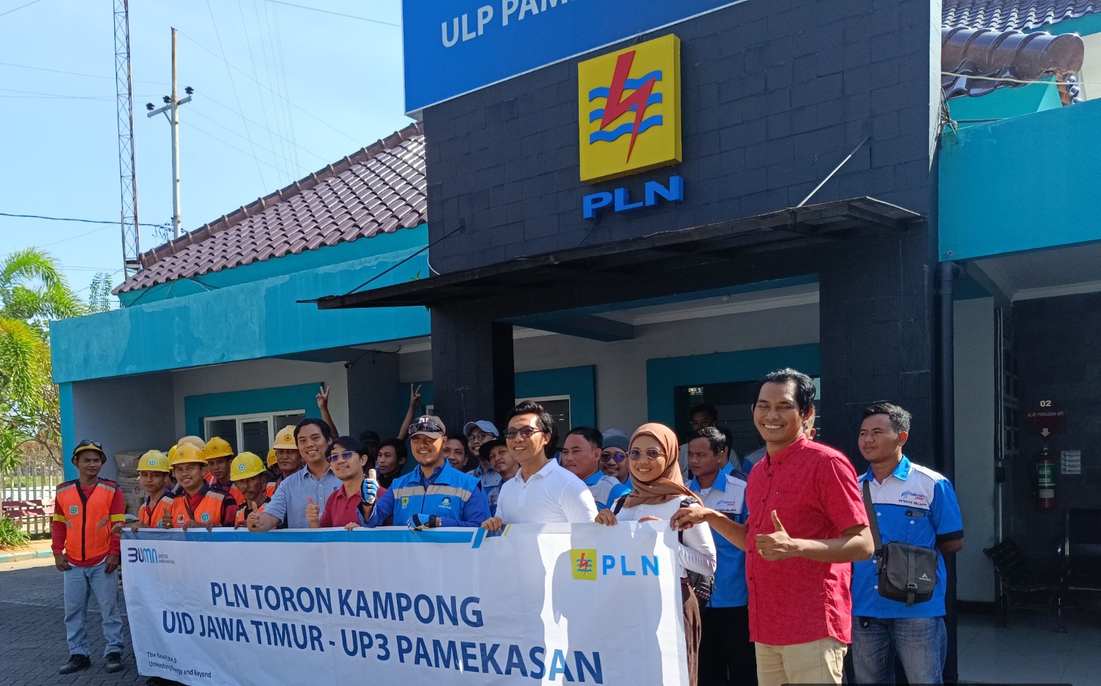 KOMPAK: Tim Toron Kampong PLN UP3 Pamekasan foto bersama di depan kantornya pada Rabu (22/5).