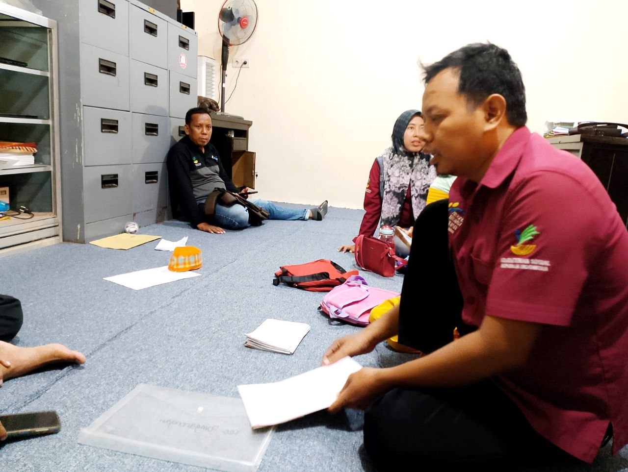 BERTUGAS: Korkab PKH Sampang Nanang Muldianto sedang menyiapkan data turlap di kantornya, Rabu (22/5). (UBAIDILLAHIR RAIE/JPRM)