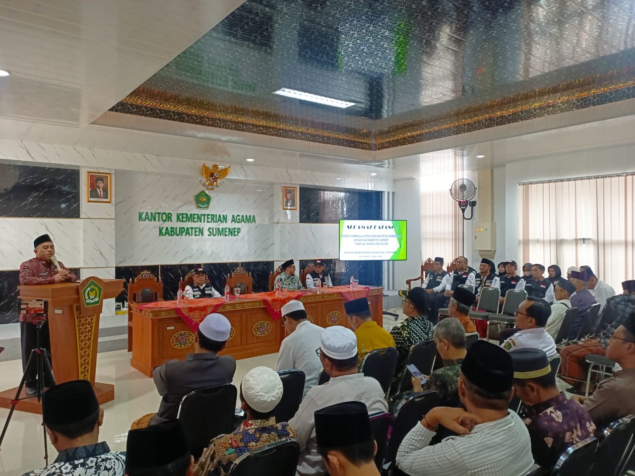 TAHAPAN HAJI: Suasana pembekalan ketua rombongan dan regu jemaah haji di Kantor Kementerian Agama Sumenep, Rabu (22/5). (MOH. JUNAIDI/JPRM)