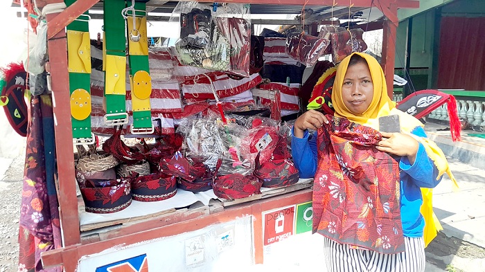 KREATIF: Anita memperlihatkan hasil kerajinan rok marlena di Jalan Raya Kamal, Dusun Bedak Barat, Banyuajuh, Bangkalan, Kamis (23/5). (M. KHOLIL RAMLI/JPRM)