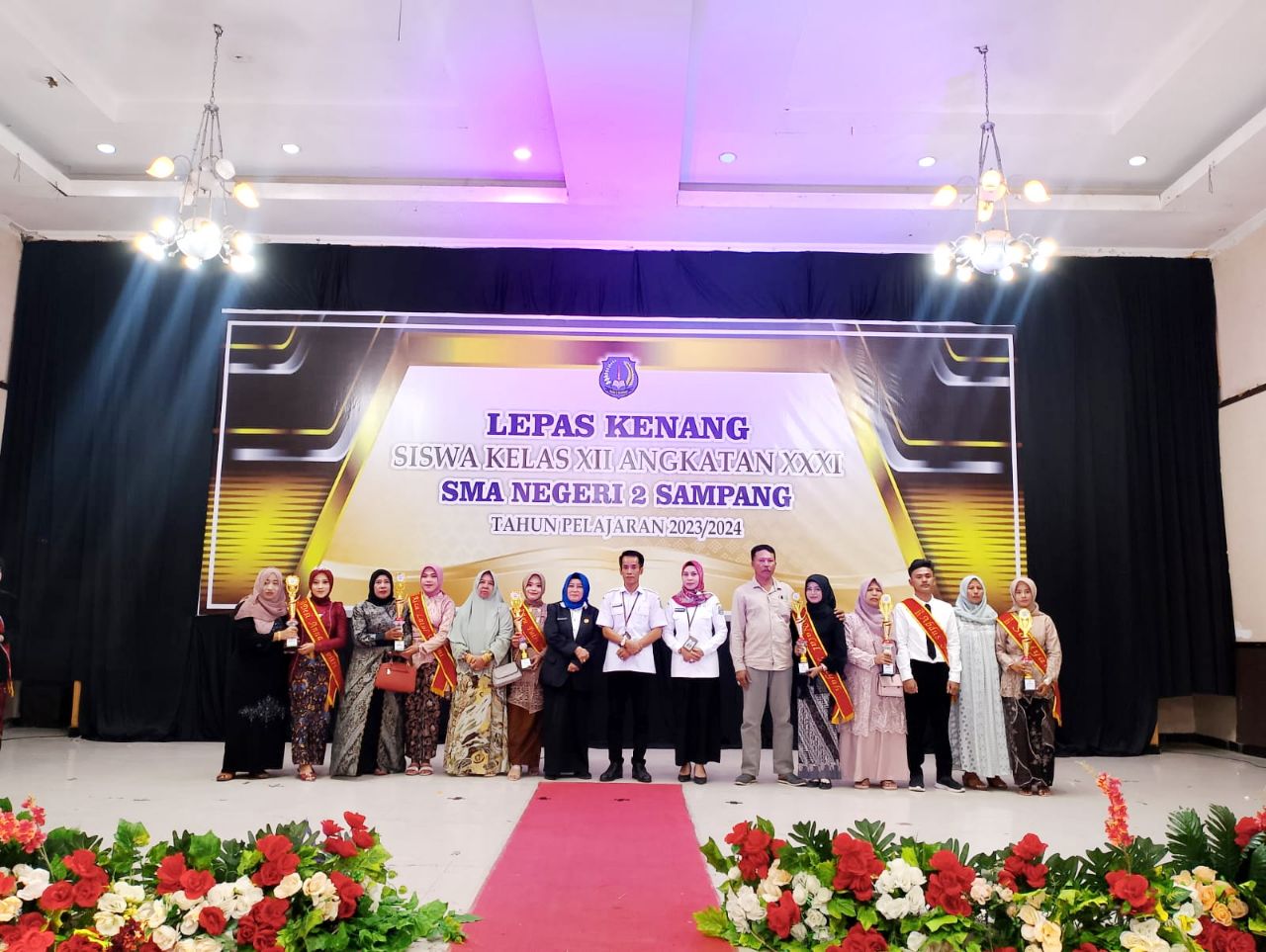 APRESIASI: Kacabdin Masudi Hadiwijaya berfoto bersama siswa berprestasi Kelas XII SMAN 2 Sampang usai pemberian penghargaan di Gedung BPU Sampang, Rabu (22/5). (UBAIDILLAHIR RAIE/JPRM)