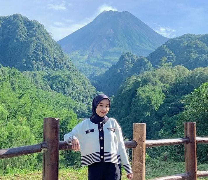Nawang Jagad Yogyakarta Menyajikan Pemandangan Indah dengan Latar Belakang Gunung.