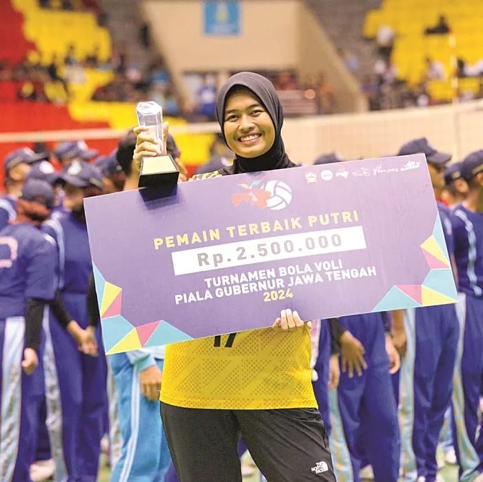 DIPANGGIL TIMNAS: Atlet voli asal Sumenep Putri Nur Hidayanti Agustin menunjukkan penghargaan yang didapatkan dalam Piala Gubernur Jawa Tengah 2024 di Semarang, Selasa (6/2).