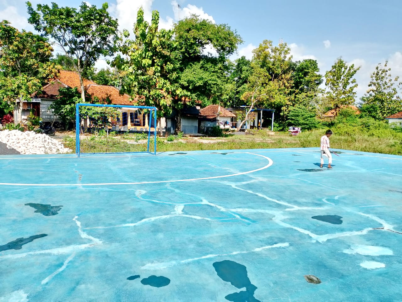 RETAK: Bocah sedang bermain di lapangan futsal yang terletak di Dusun Gertengah, Desa Karang Penang Onjur, Kecamatan Karang Penang, Kamis (23/5). (UBAIDILLAHIR RA&rsquo;IE/JPRM)