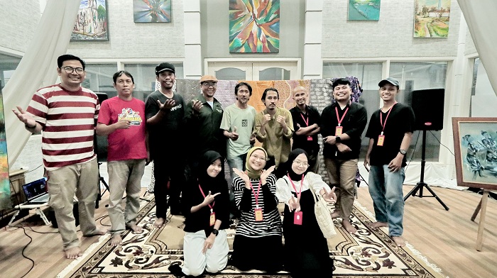 KOLABORATIF: Panitia SSBM berfoto dengan Ara Fiansyah dan Komunitas Seruba seusai acara di Gedung Shelter Pemuda, Kompleks Pendopo Agung Bangkalan, Sabtu (18/5) malam. (AGUNG WICAKSONO UNTUK JPRM)