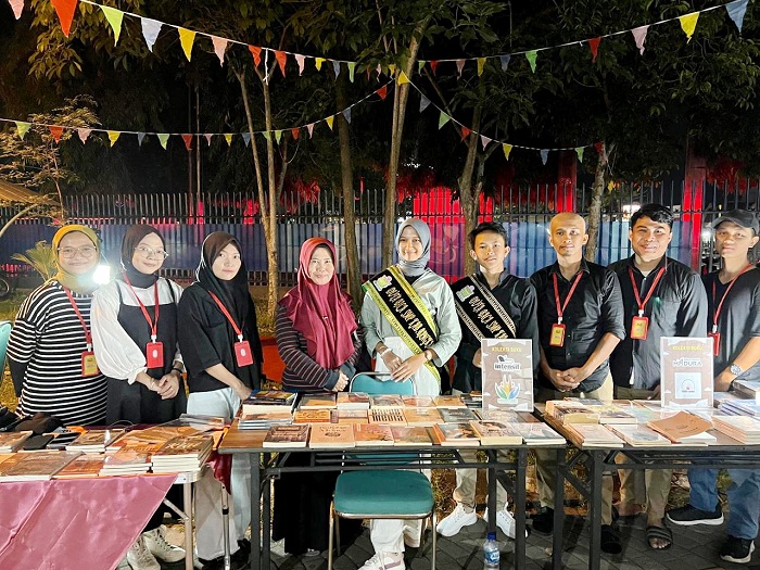 APRESIATIF: Pustakawan Ahli Muda Dispusip Bangkalan Siti Aisyah (empat dari kiri) mendampingi Duta Baca Bangkalan Tingkat SMP bersama panitia saat malam puncak SSBM di Gedung Shelter Pemuda.