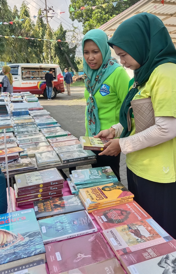 BERI APRESIASI: Kabid Pengolahan, Layanan, dan Pelestarian Bahan Pustaka Dispusip Bangkalan Anik Susanti mengunjungi stan bazar SSBM di Gedung Shelter Pemuda, Kompleks Pendopo Agung, Sabtu (18/5).
