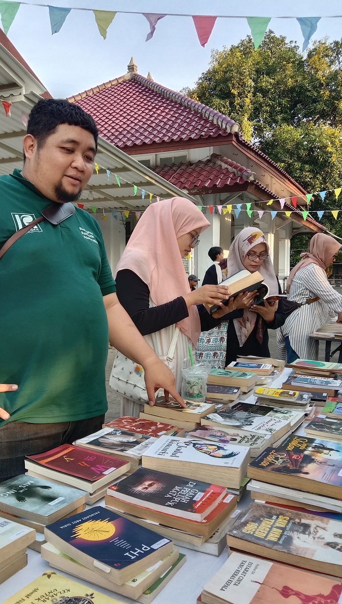 MELEK LITERASI: Pengunjung memilih buku di stan bazar SSBM, Gedung Shelter Pemuda, Kompleks Pendopo Agung, Sabtu (18/5). (AGUNG WICAKSONO UNTUK JPRM)