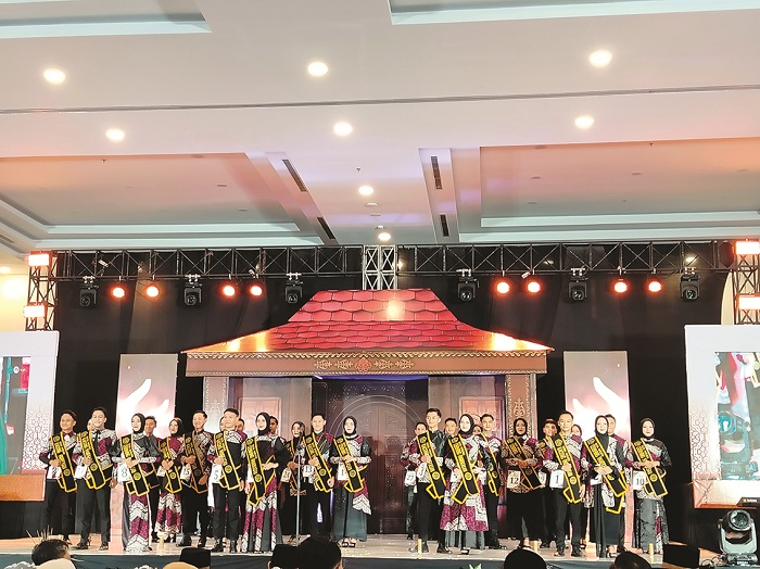 MERIAH: Para finalis kacong cebbhing Pamekasan dalam pergelaran Pemilihan Duta Wisata Kacong Cebbhing 2024 di aula Hotel Azana Style, Sabtu (25/5). (LAILIYATUN NURIYAH/JPRM)