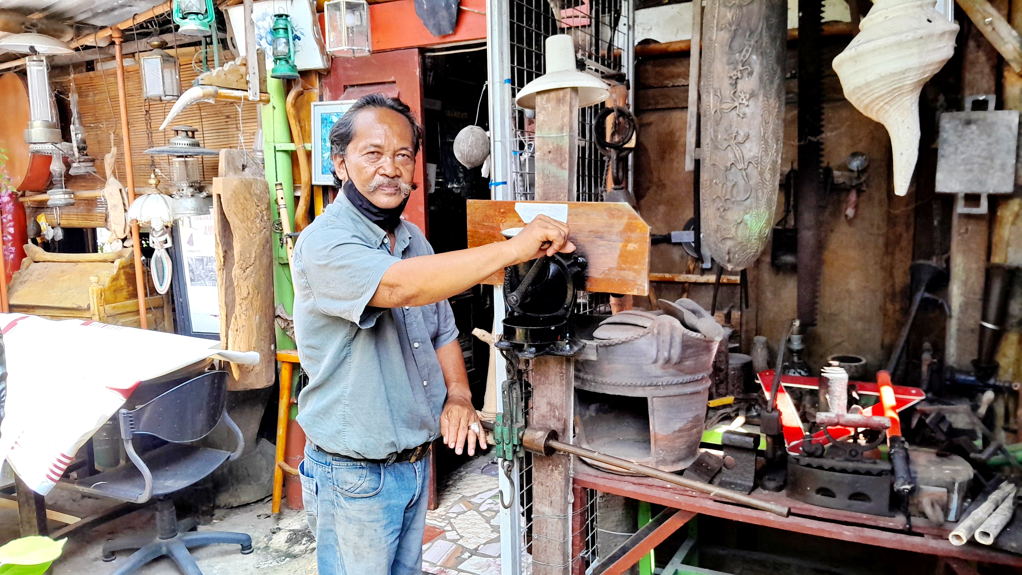 ARTEFAK: Nyamin menunjukkan benda-benda peninggalan orang Madura tempo dulu yang menjadi koleksi Museum Mini Ambyar, Sabtu (25/5). (M.KHOLIL RAMLI/JPRM)